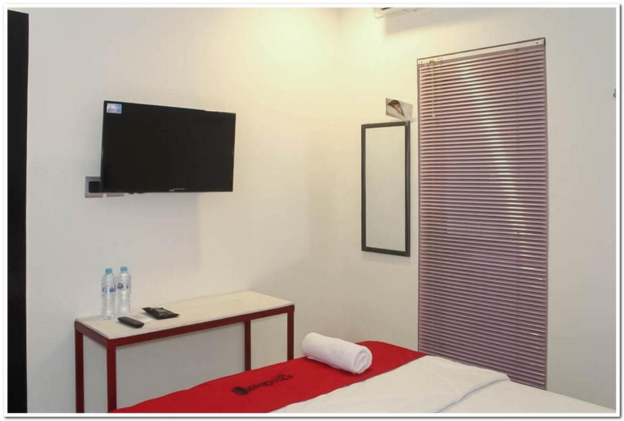RedDoorz @ Paus Raya Hotel Palangkaraya Buitenkant foto
